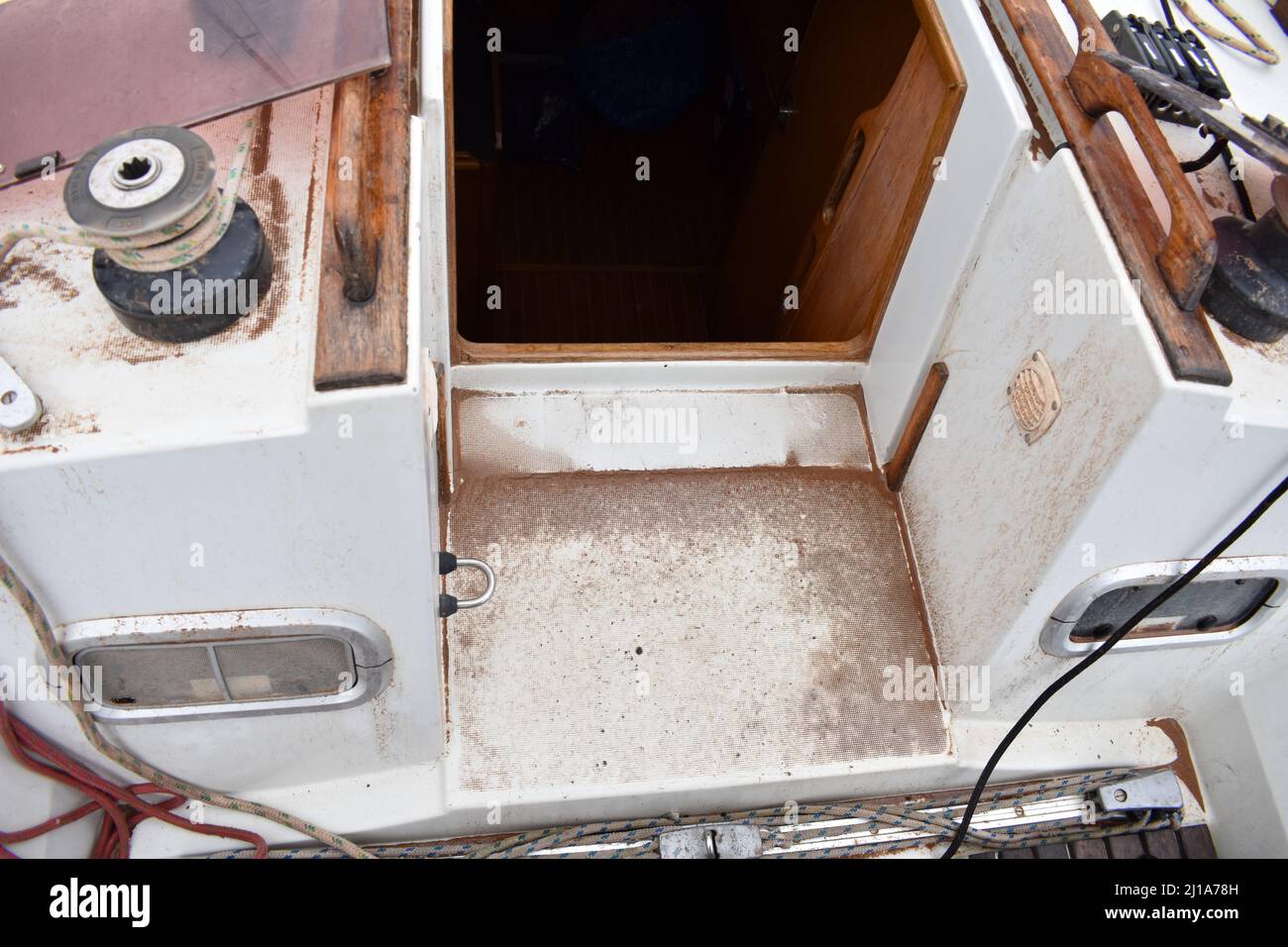 Sale voilier entrée compagnie après une pluie de sable rouge, Almerimar, Espagne Banque D'Images