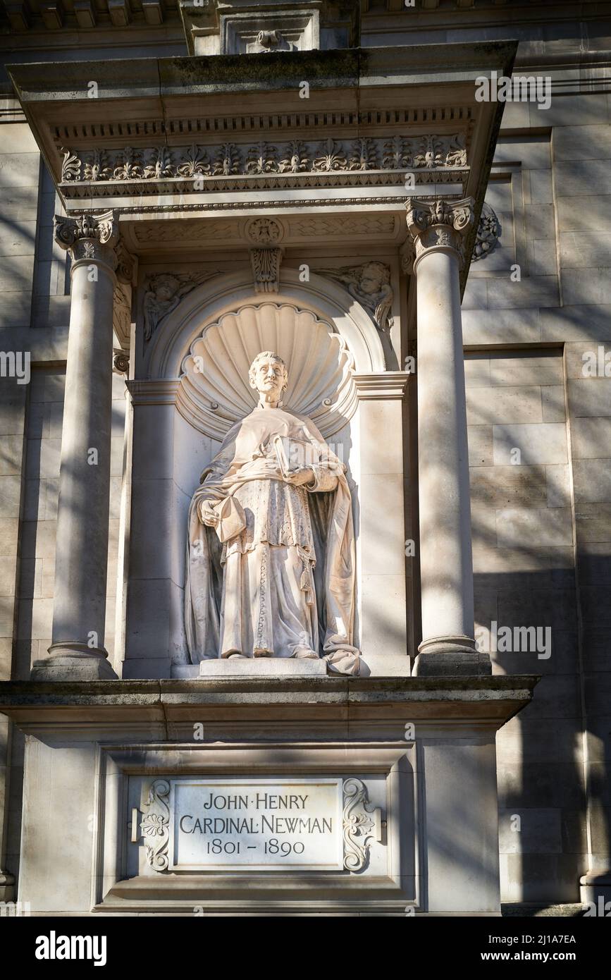 Statue commémorative du cardinal John Henry Newman devant l'église catholique (Brompton Oratoire), Kensington, Londres, Angleterre. Banque D'Images