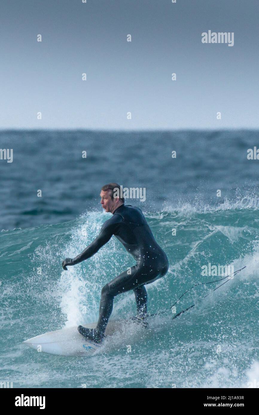 Le surf d'hiver au Fistral à Newquay, en Cornouailles, au Royaume-Uni. Banque D'Images