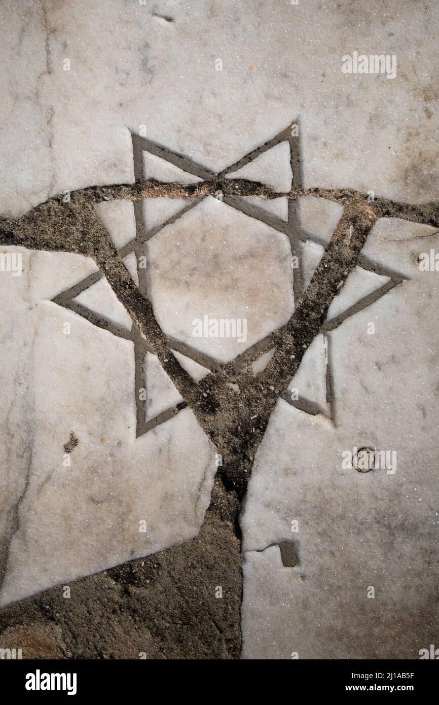 Étoile de David sur une pierre tombale au cimetière juif de Trumpeldor à tel Aviv, Israël. Banque D'Images
