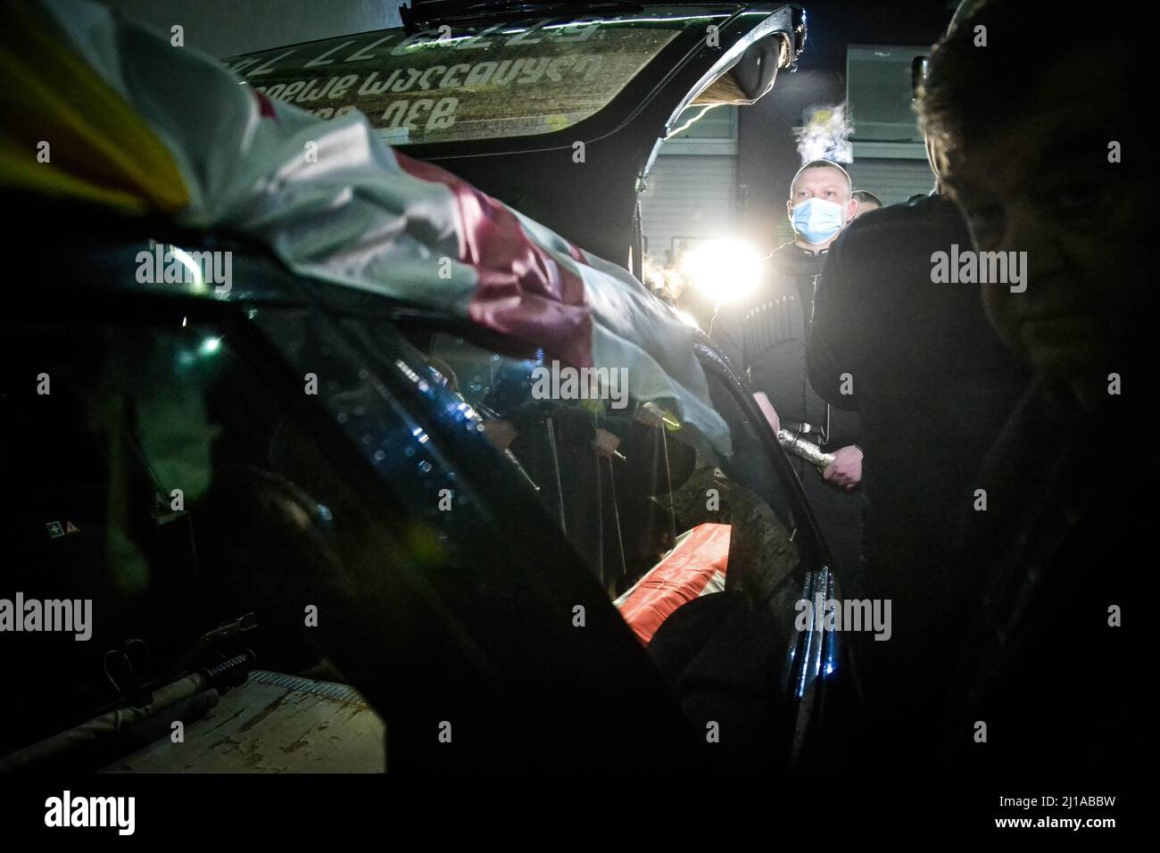 Tbilissi, Géorgie. 24th mars 2022. Un cercueil de soldat mort dans la guerre Russie-Ukraine. Les gens se rassemblent devant l'aéroport international de Tbilissi pour rapatrier deux soldats géorgiens, Gia Beriashvili et David Ratiani, qui se sont battus et sont morts en Ukraine contre la Russie. Crédit : SOPA Images Limited/Alamy Live News Banque D'Images