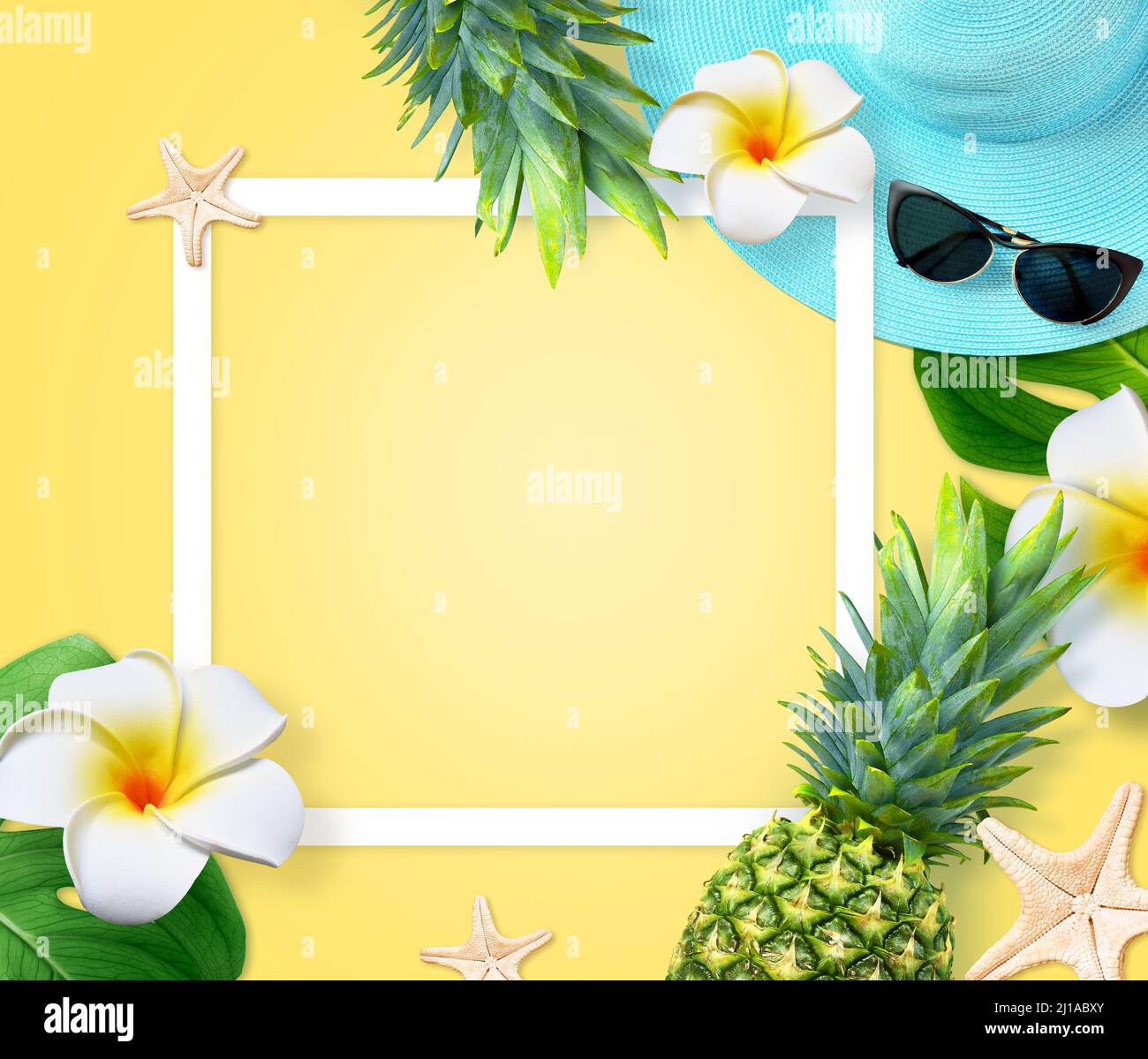 Concept de fond d'été. Vue de dessus avec étoiles de mer, ananas, chapeau, plumeria de fleurs et feuilles de monstère sur fond jaune. Banque D'Images