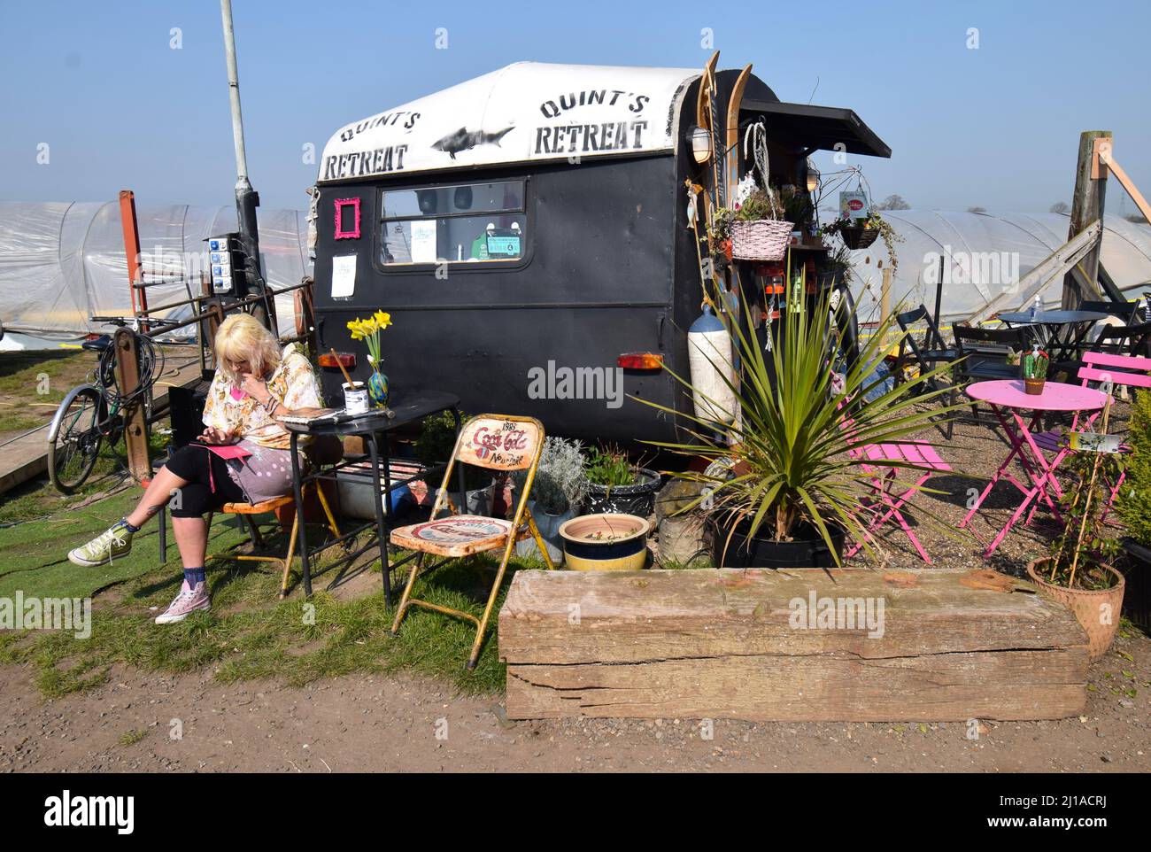 23/03/2022 Faversham Royaume-Uni le charme rustique d'une journée de printemps dans le Yard de bateau d'Iron Wharf sur le remblai de Faversham Creek. Banque D'Images