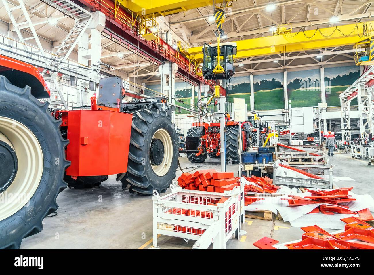 Processus d'assemblage de la machine agricole industrielle en usine. Chaîne de production de la récolteuse ou du tracteur. Banque D'Images