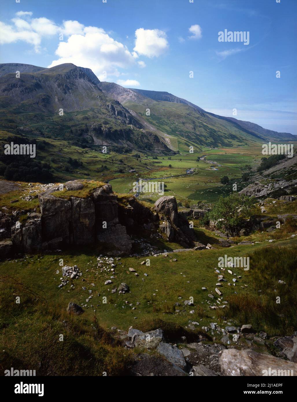 Nant Ffranco Pass Snowdonia Gwynedd Nord du pays de Galles ciel bleu du Royaume-Uni, nuages blancs, copie verticale espace rochers parc national Banque D'Images