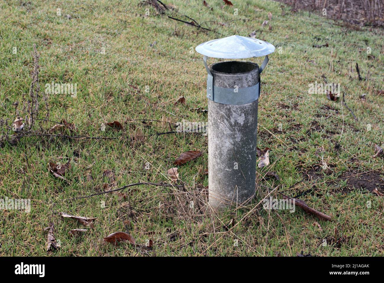 Le tuyau de ventilation s'accroche hors du sol. Tuyau de ventilation de la cave. Banque D'Images