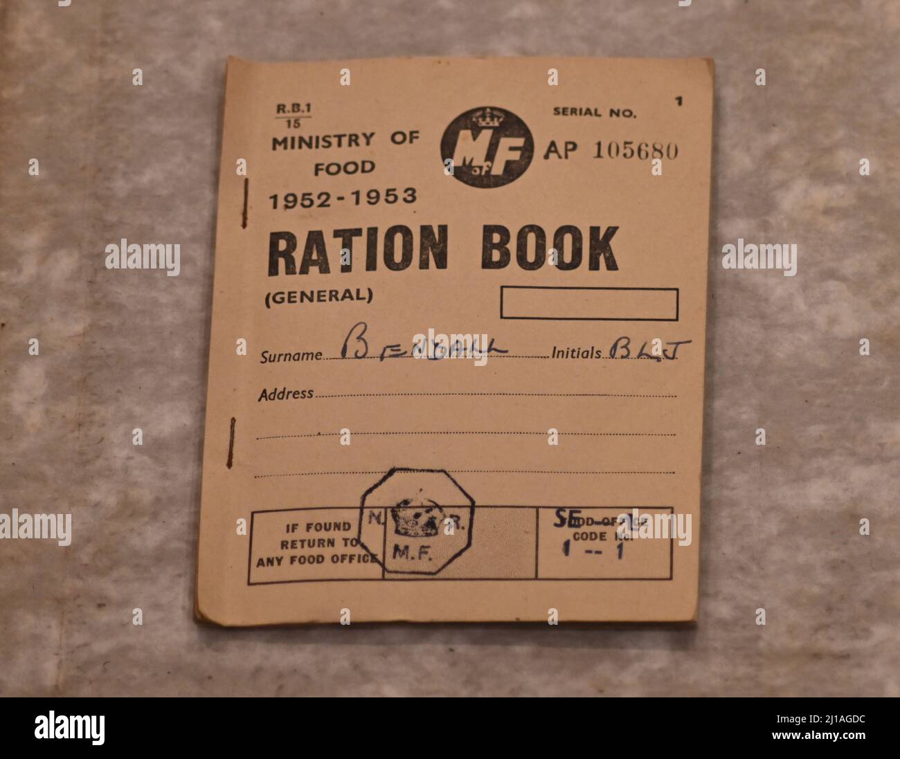 Un livre original de ration publié par le Ministère de l'alimentation de 1952 à 1953 Banque D'Images