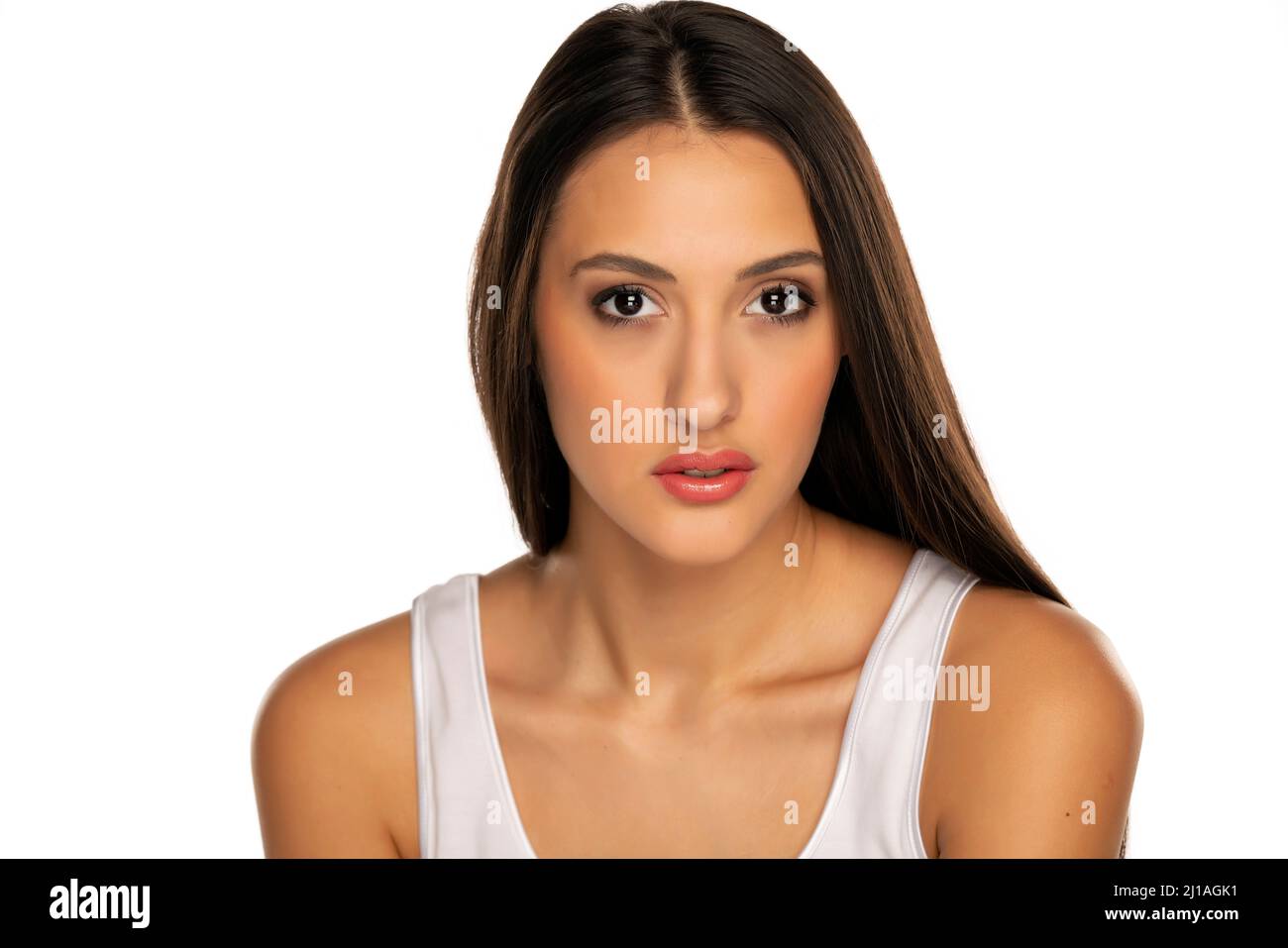 portrait d'une jeune femme aux longs cheveux noirs sur fond blanc Banque D'Images