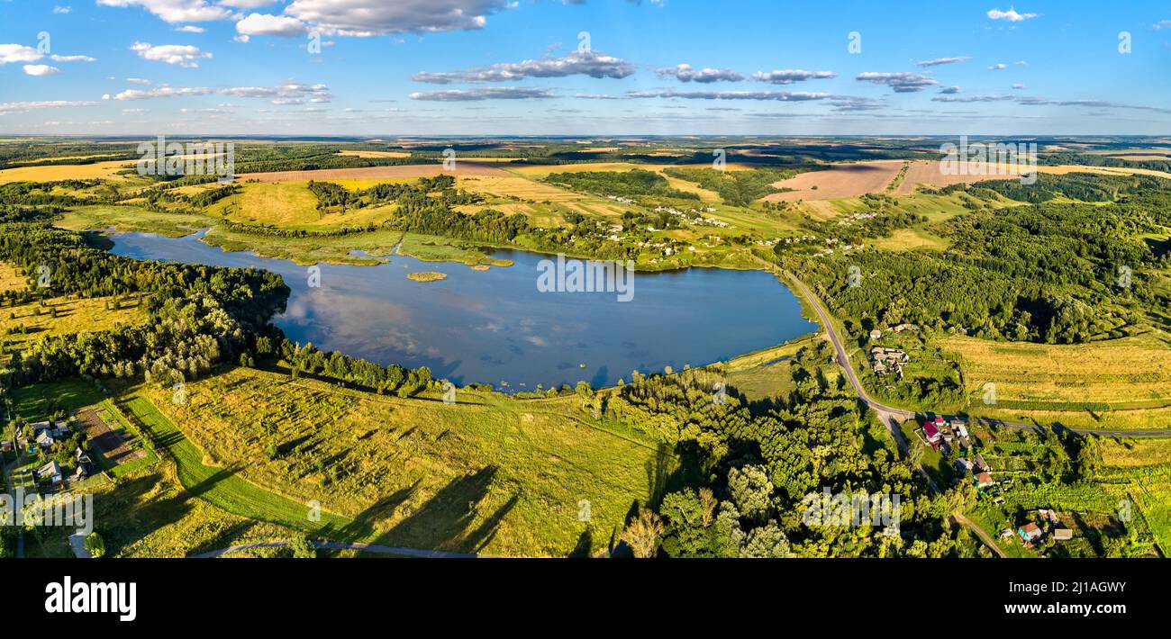 Paysage russe Chernozemye d'antenne. Village Glazovo, Kursk region Banque D'Images