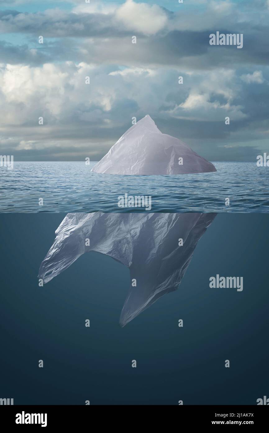 Sac en plastique flottant dans la mer comme un iceberg Banque D'Images
