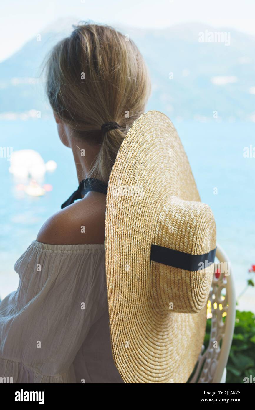 Une femme avec un chapeau à large bord regarde sur le lac Photo Stock -  Alamy