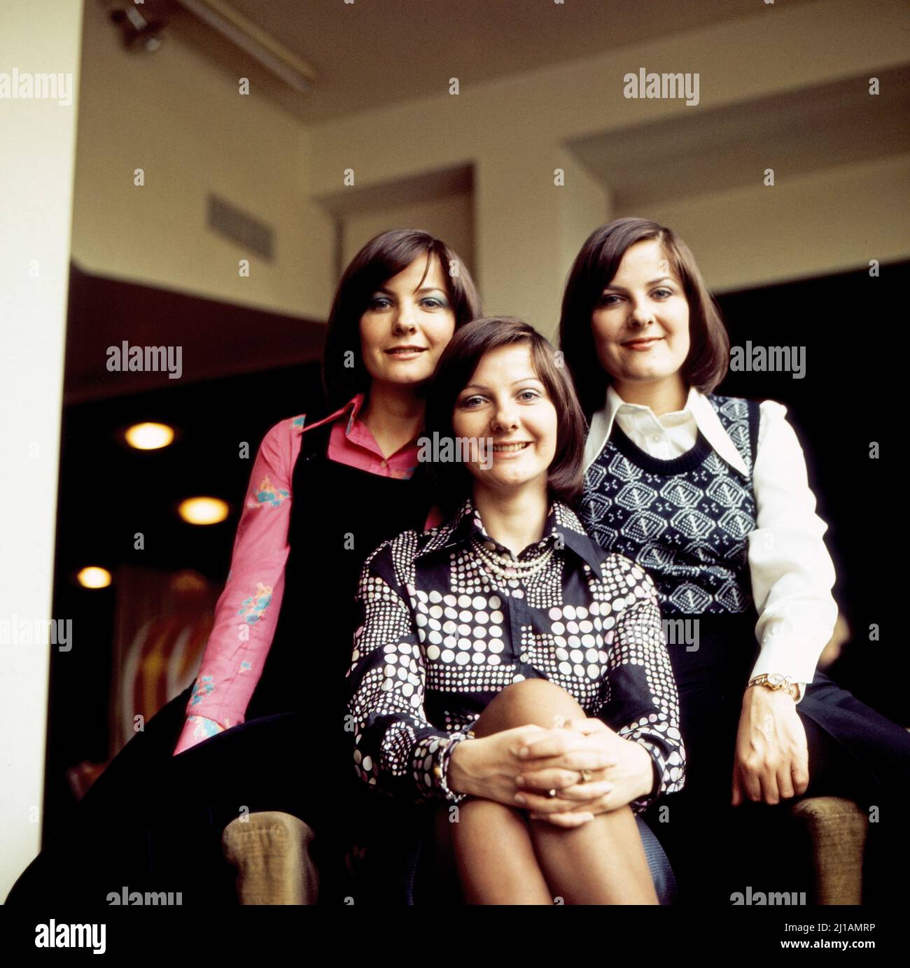 Les Karlins, britisches Sangestrio bestehend aus den Drillingen Linda, Elaine und Evelyn Wilson, Deutschland UM 1974. Banque D'Images