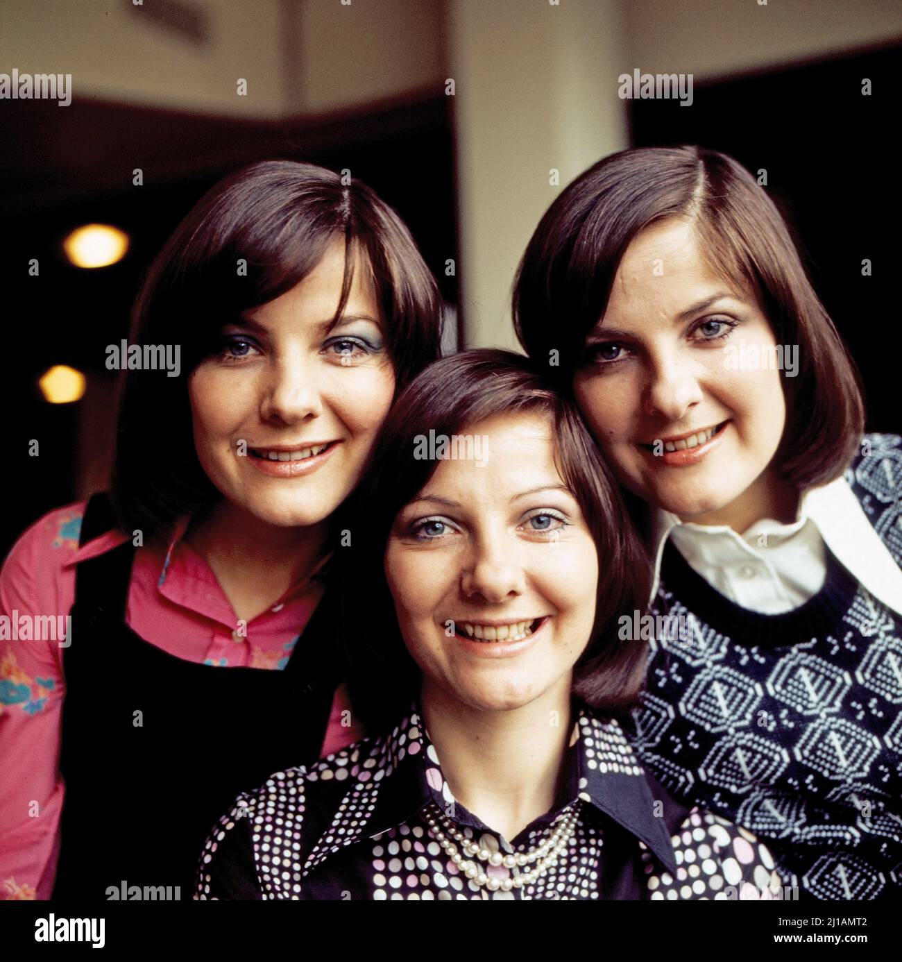 Les Karlins, britisches Sangestrio bestehend aus den Drillingen Linda, Elaine und Evelyn Wilson, Deutschland UM 1974. Banque D'Images