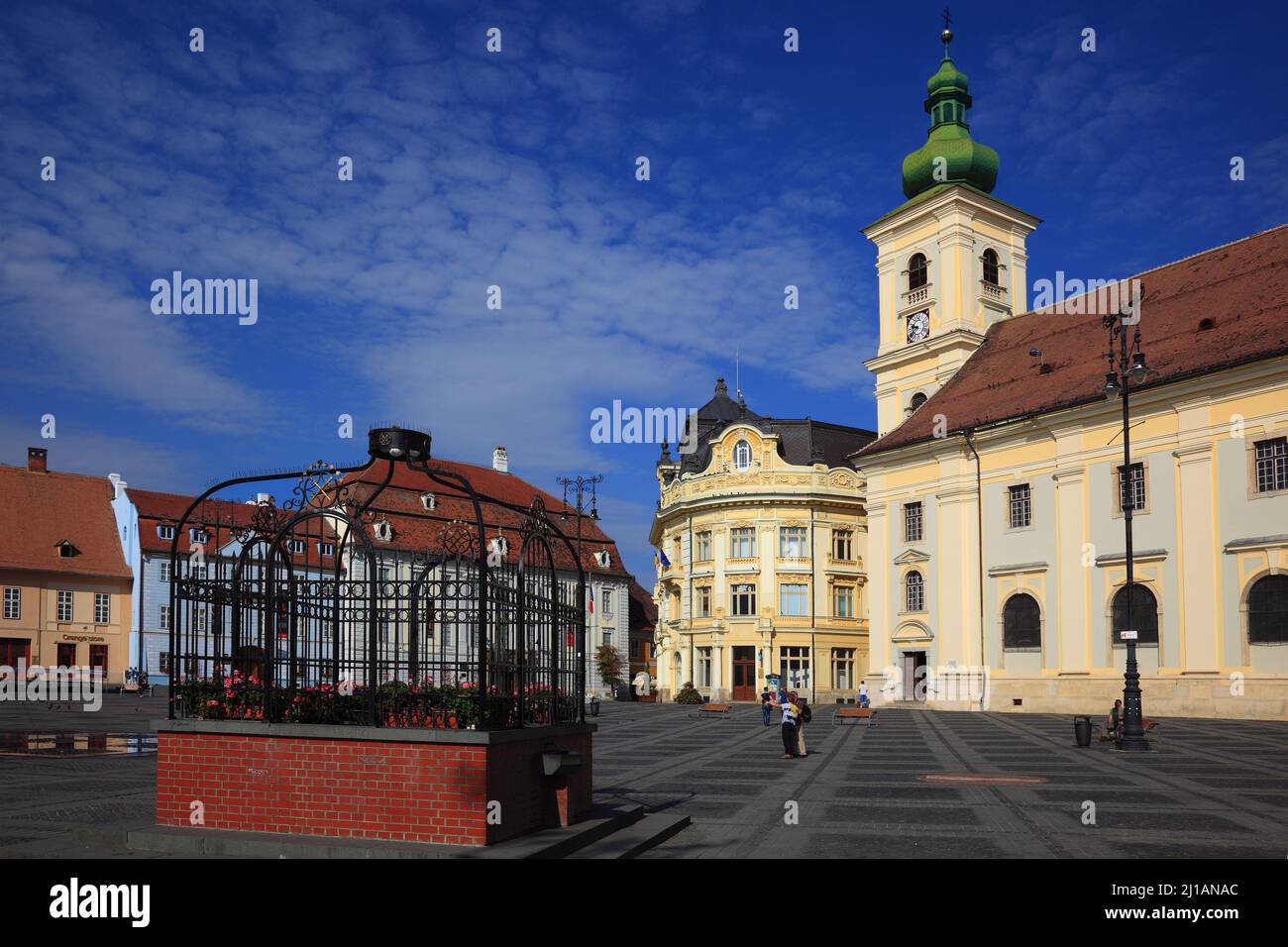 Blick von Piata Mare, großer Ring, über den Marktbrunnen auf das historische Rathaus und katholische Kirche, Sibiu, Rumänien / vue de Piata Mare, Banque D'Images