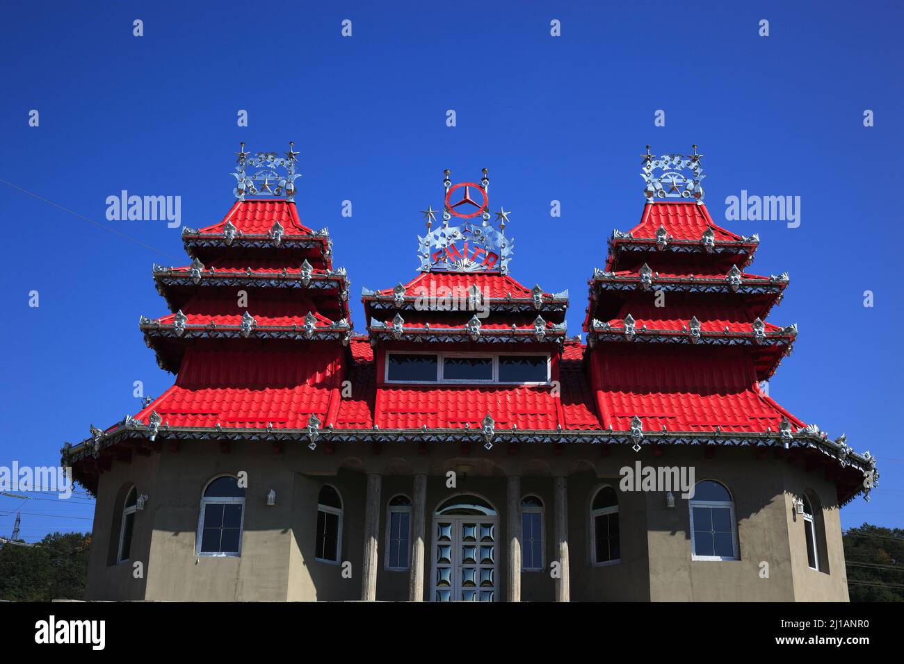 Zigeunervilla, Haus eines Zigeunerbaron BEI Hunedora, typische Blecharbeiten am Dach. Siebenbürgen, Rumänien / Gypsy villa, maison d'un baron tzigane n Banque D'Images