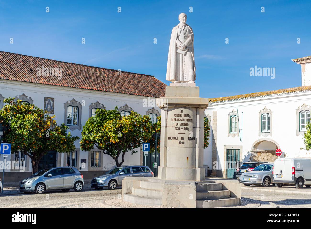 Monument de Bishop Francisco Gomes de Avelar dans le centre-ville de faro, Algarve, Portugal Banque D'Images