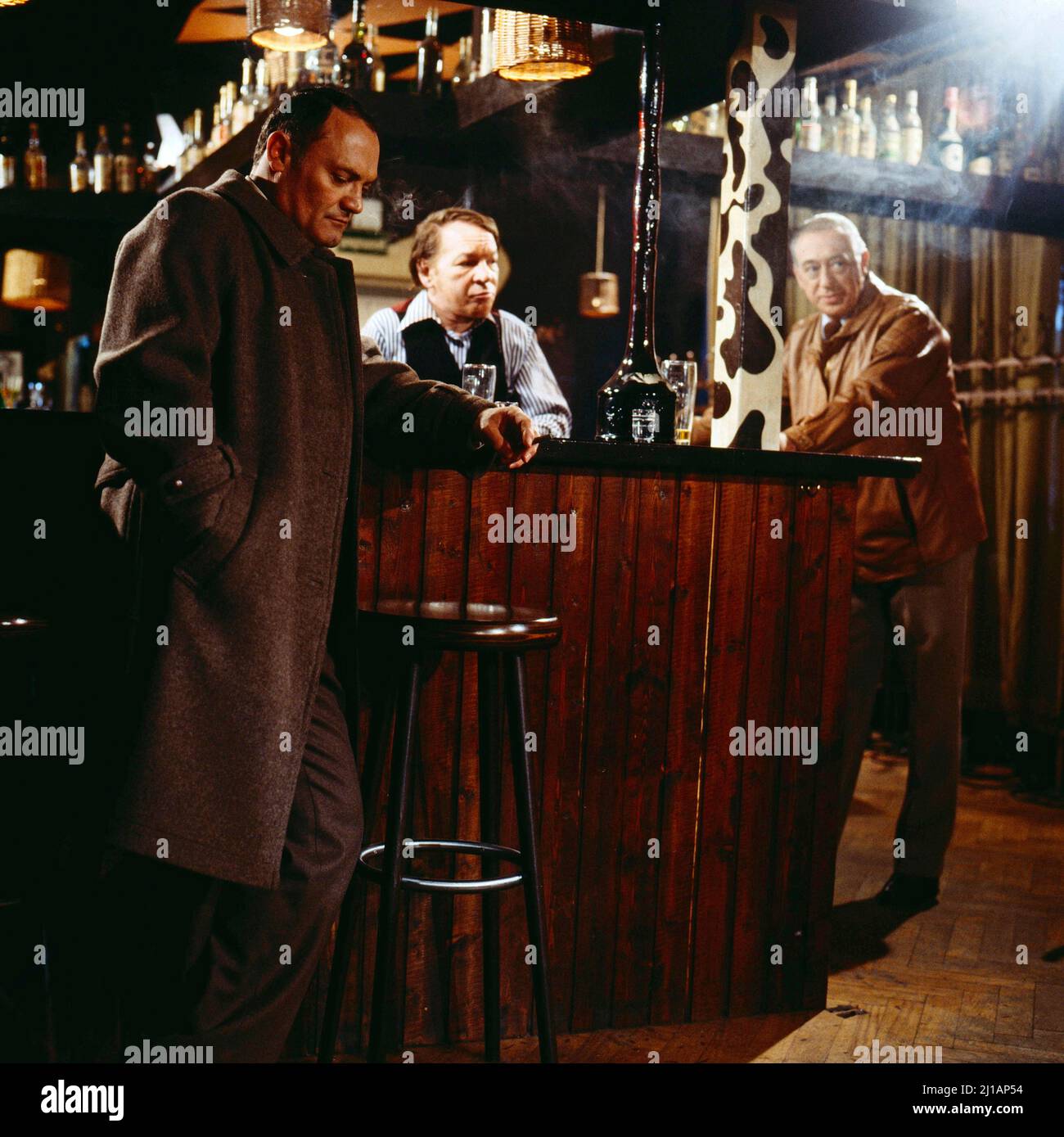 Derrick, ZDF Krimiserie, Deutschland, 1980, Folge: Tödliche Sekunde, Szene: Werner Kreindl. Karl Renar, Horst Tappert. Derrick, TV crime series, Allemagne, 1980, épisode: Toedliche Sekunde, Scène: Werner Kreindl, Karl Renar, Horst Tappert Banque D'Images