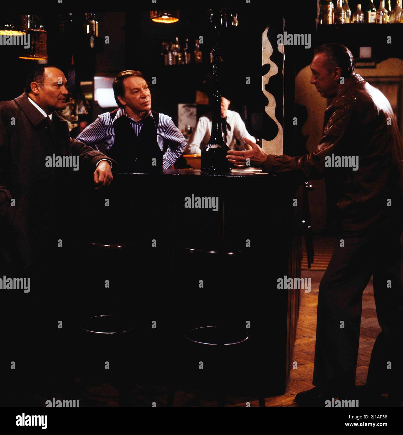 Derrick, ZDF Krimiserie, Deutschland, 1980, Folge: Tödliche Sekunde, Szene: Werner Kreindl, Karl Renar, Horst Tappert. Derrick, TV crime series, Allemagne, 1980, épisode: Toedliche Sekunde, Scène: Werner Kreindl, Karl Renar, Horst Tappert Banque D'Images