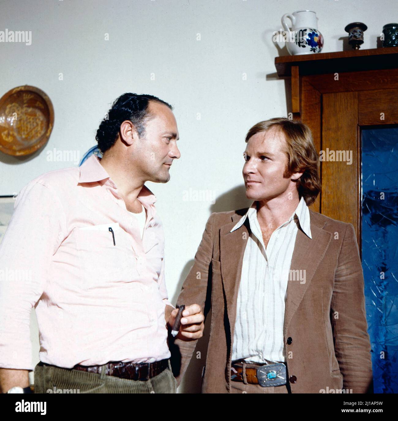 Derrick, ZDF Krimiserie, Deutschland, 1980, Folge: Tödliche Sekunde, Szene: Werner Kreindl und Fritz Wepper. Derrick, TV crime series, Allemagne, 1980, épisode: Toedliche Sekunde, Scène: Werner Kreindl et Fritz Wepper Banque D'Images
