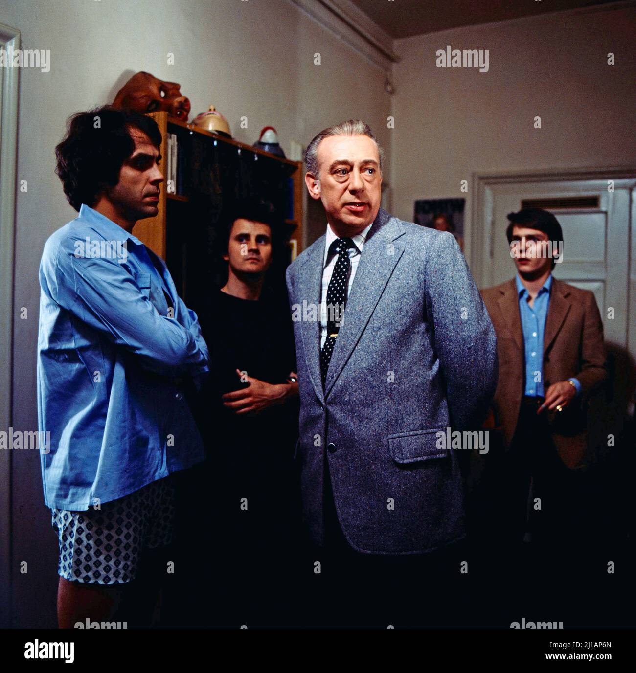 Derrick, ZDF Krimiserie, Deutschland, 1978, Folge: Solo für Margarete, Szene mit Bemey Oberrett, Andreas Seyferth, 2.v.Links, Horst Tappert, Jacques Breuer, arrière. Derrick, série de crime TV, Allemagne, 1978, épisode: Solo fuer Margarete, scène avec Bemey Oberrett, Andreas Seyferth, 2nd de gauche, Horst Tappert et Jacques Breuer, derrière la droite. Banque D'Images
