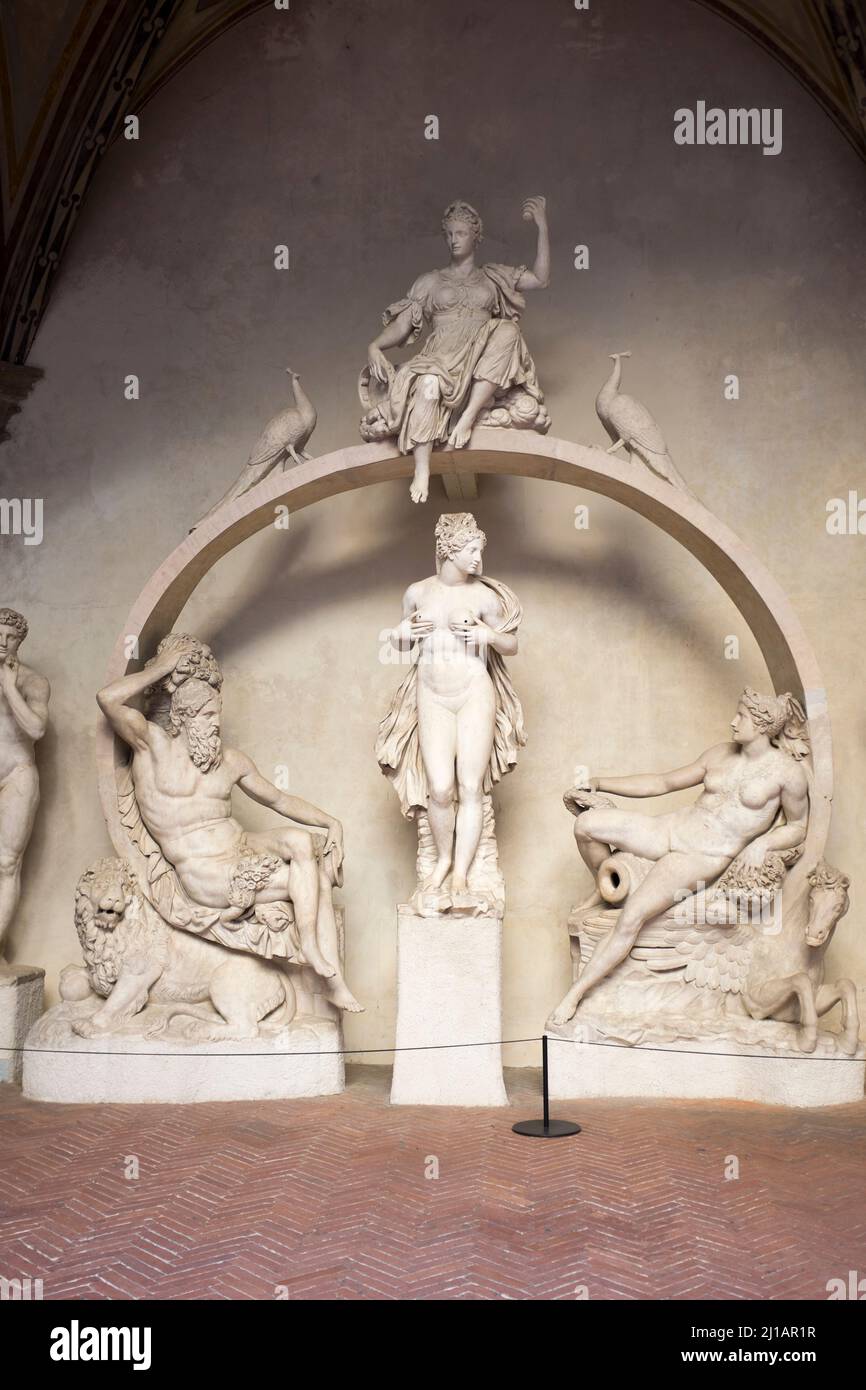 Fontaine pour la SALA Grande Sculpture dans la cour au Musée Bargello Florence Italie Banque D'Images