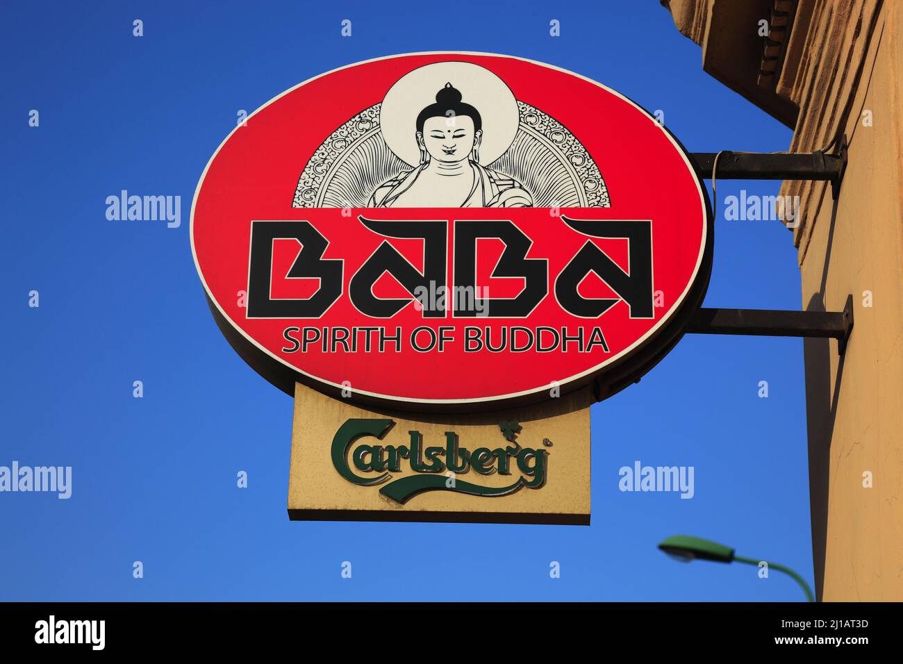 Werbeschild für ein esoterisch buddhistisches Geschäft, Lokal, in Verbindung mit Bierwerbung für Carlsberg, Brasov, Kronstadt, Siebenbürgen, Rumänien Banque D'Images