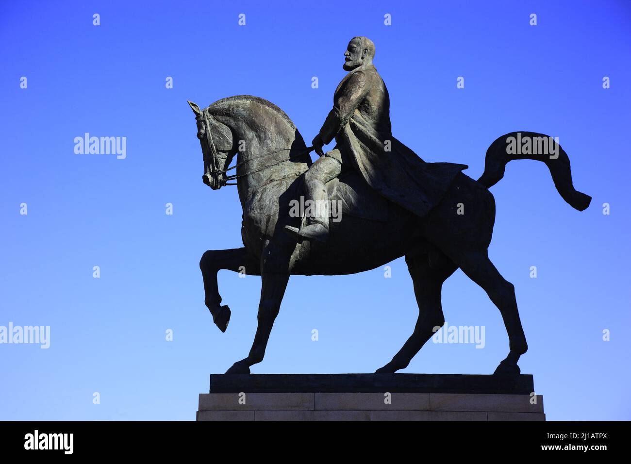 Reiterstatue Carol I.,vor der Universitätsbibliothek, Bucarest, Rumänien / statue équestre Carol I, devant la bibliothèque universitaire, Bucarest, Banque D'Images