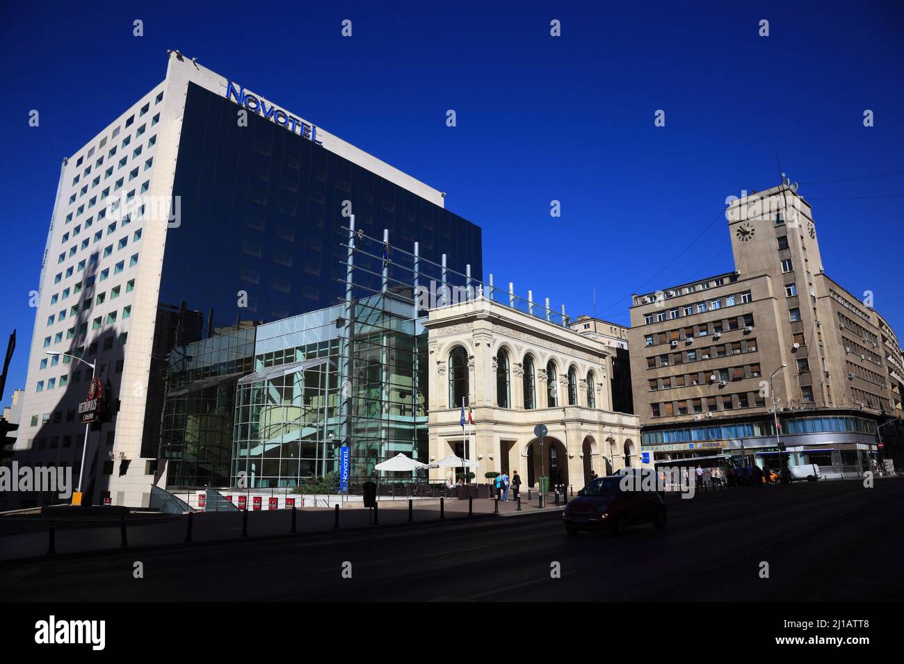 Hotel Novotel, modernes Glassadengebäude hinter der Fassade eines historischen Hauss / Hotel Novotel, façade moderne en verre derrière la fa Banque D'Images