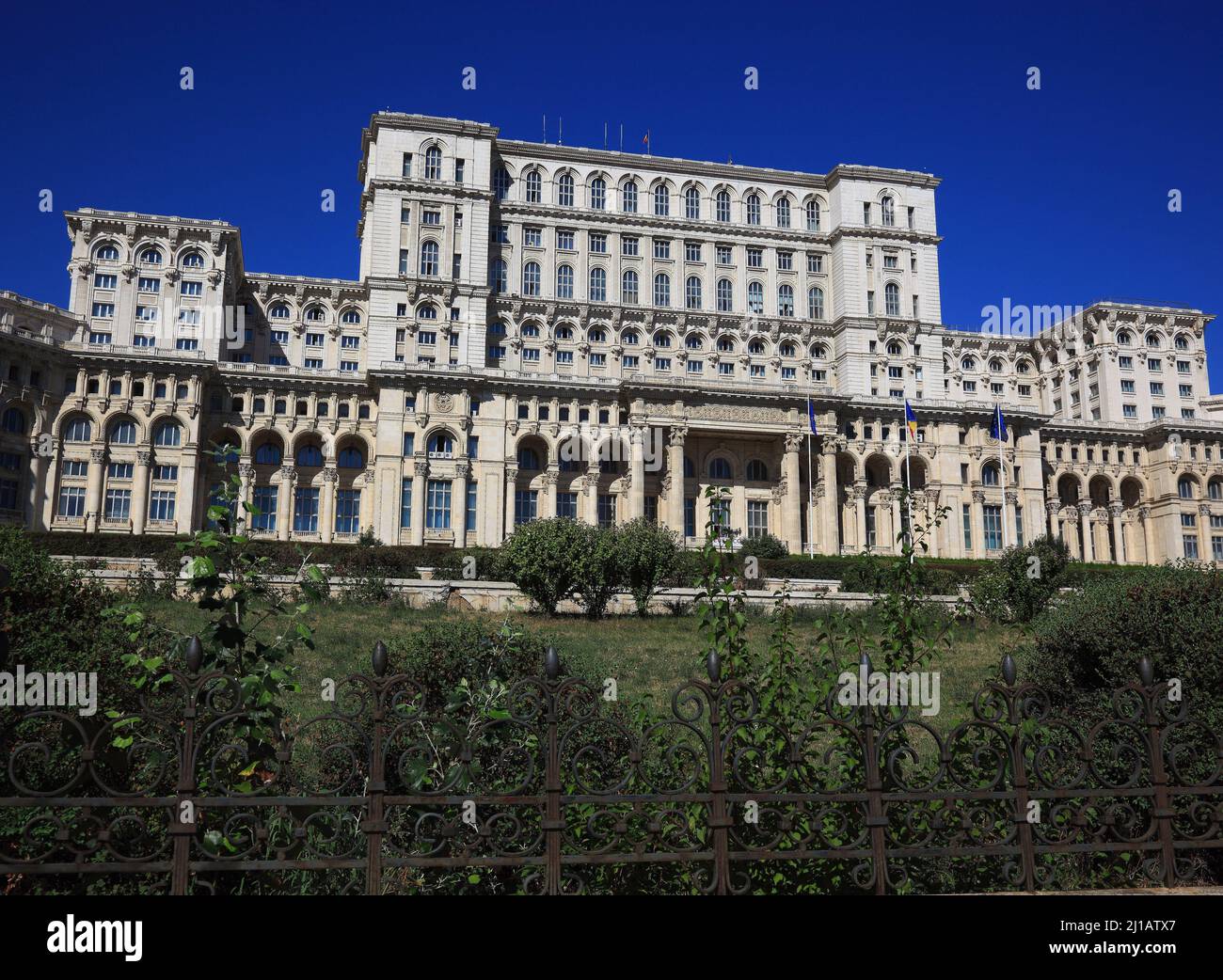 Der Parlamentspalast, rumänisch Palatul Parlamentului, auch bekannt als Haus des Volkes, Casa Poporului, ist nach dem Pentagone das zweitgrößte Gebäude Banque D'Images