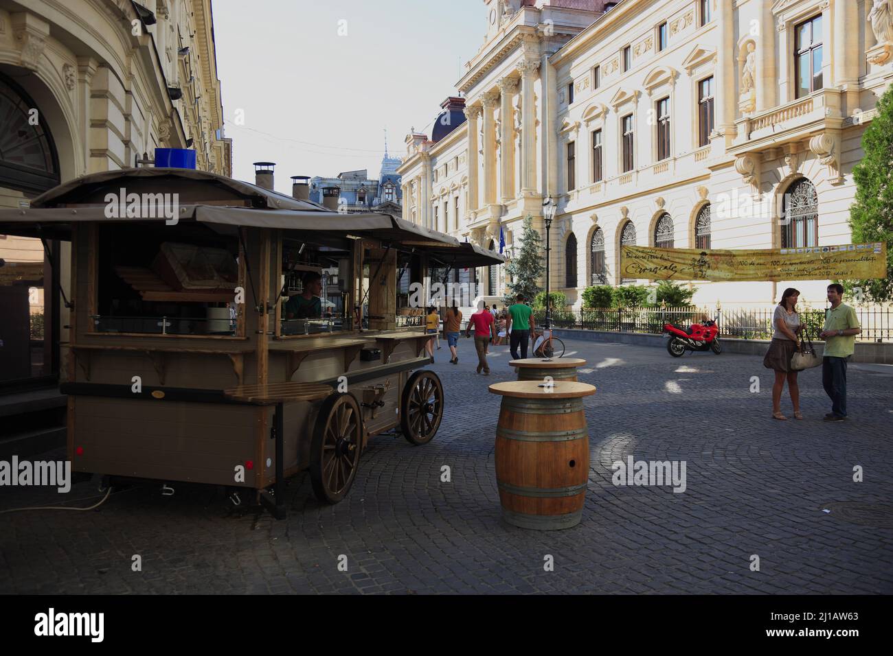 Bierwagen, in der Strada Lipscani, Leipziger Straße, im alten Handelsviertel, Bukarest, Rumänien (Aufnahmedatum kann abweichen) Banque D'Images