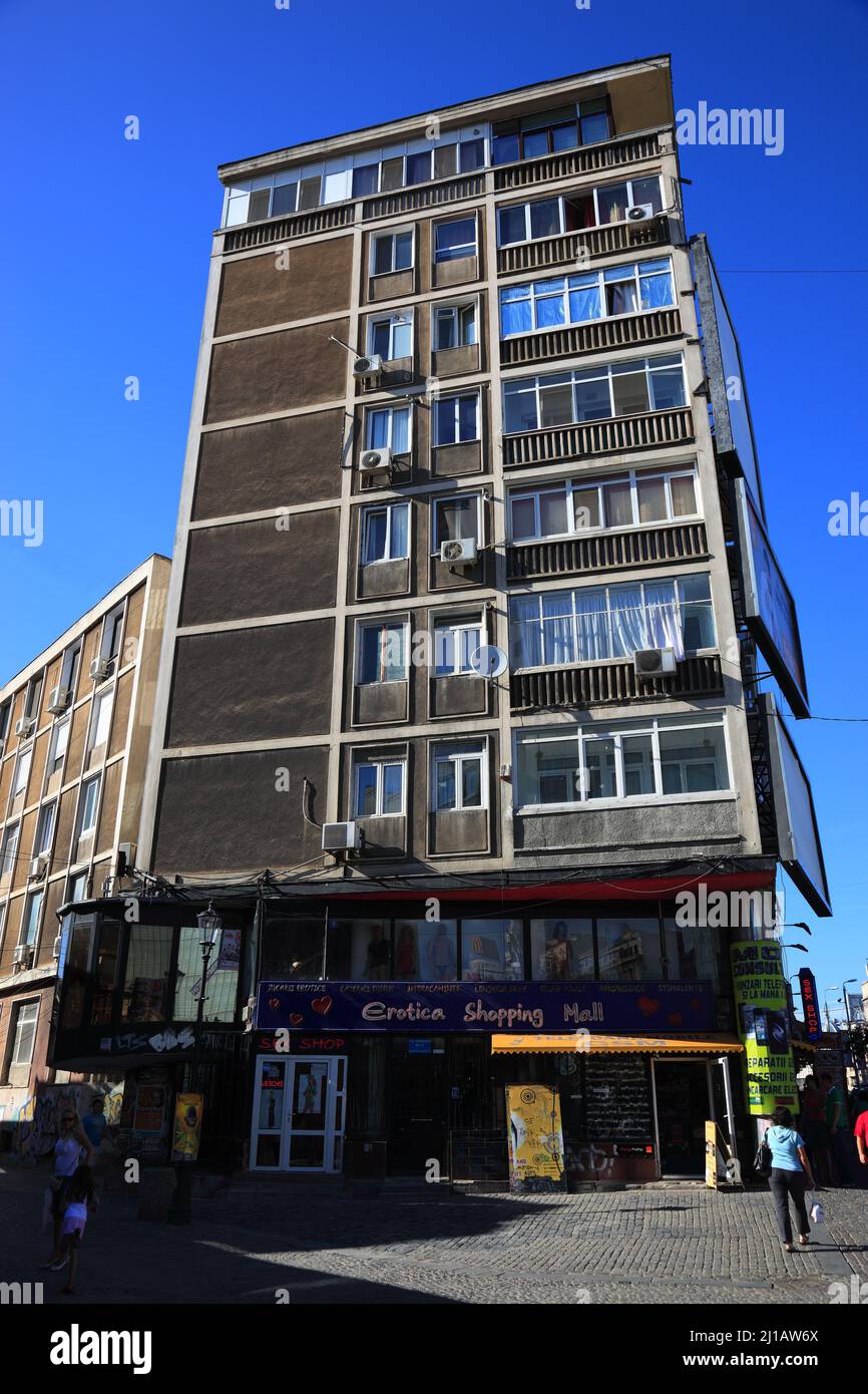 Wohnhaus und Geschäftshaus im Zentrum von Bukarest, im Erdgeschoß ein Erotikladen, Rumänien / Bâtiment résidentiel et commercial dans le centre de B Banque D'Images