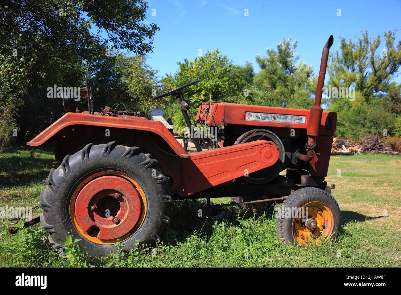 Alter rumänischer Traktor chinesischer Produktion, gesehen BEI Kloster Snagov, Große Walachei, Rumänien / ancien tracteur roumain de production chinoise Banque D'Images