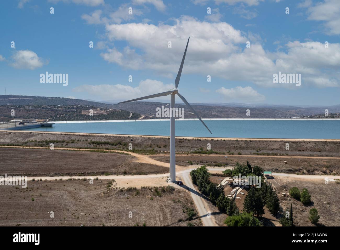 Les éoliennes tournent dans un paysage rural. Banque D'Images