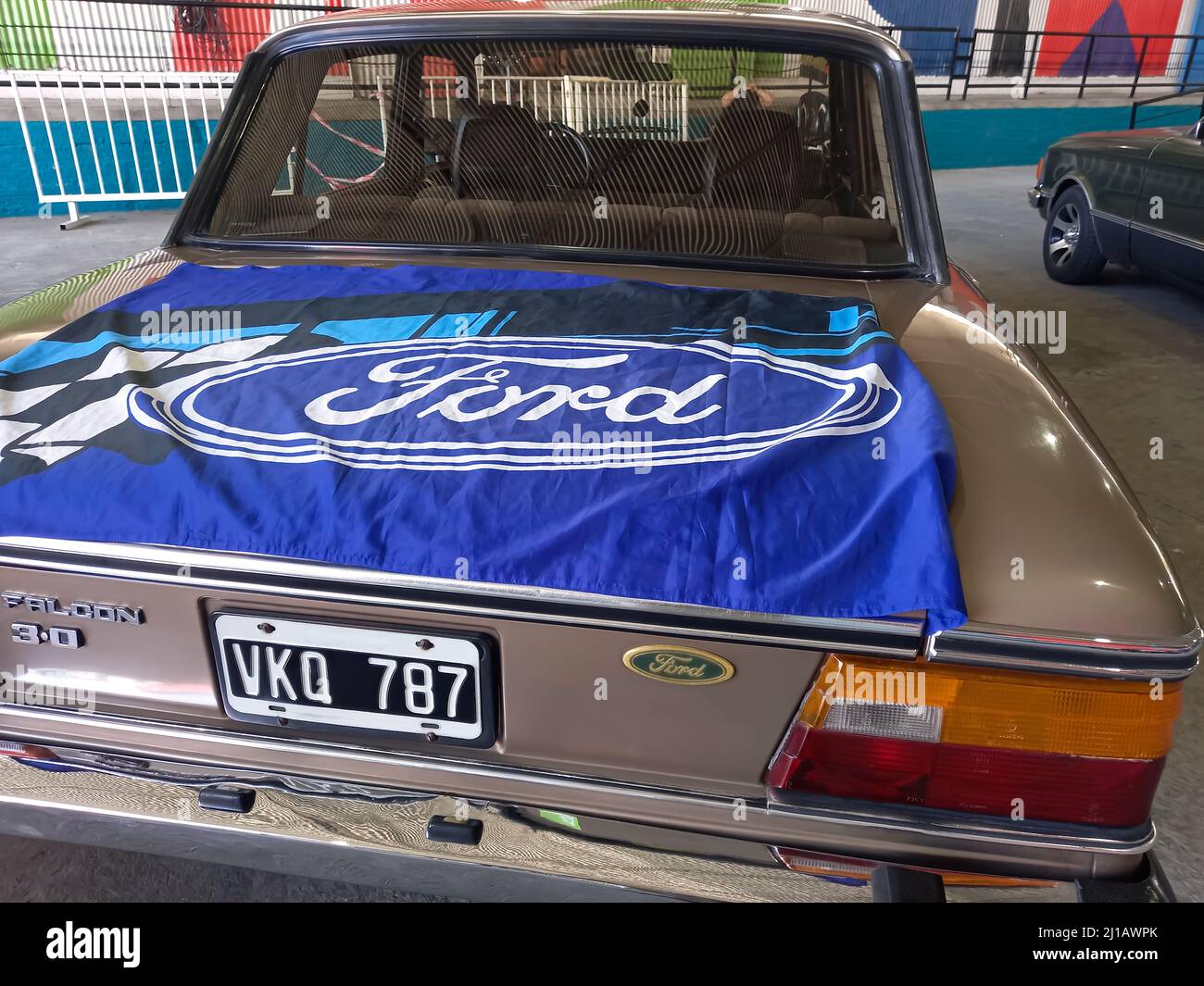 Drapeau bleu avec logo ovale Ford et marquage sur le couvercle de coffre d'une vieille voiture classique Falcon 3,0 vers 1980. Vue arrière. Lettres blanches sur fond bleu. Banque D'Images