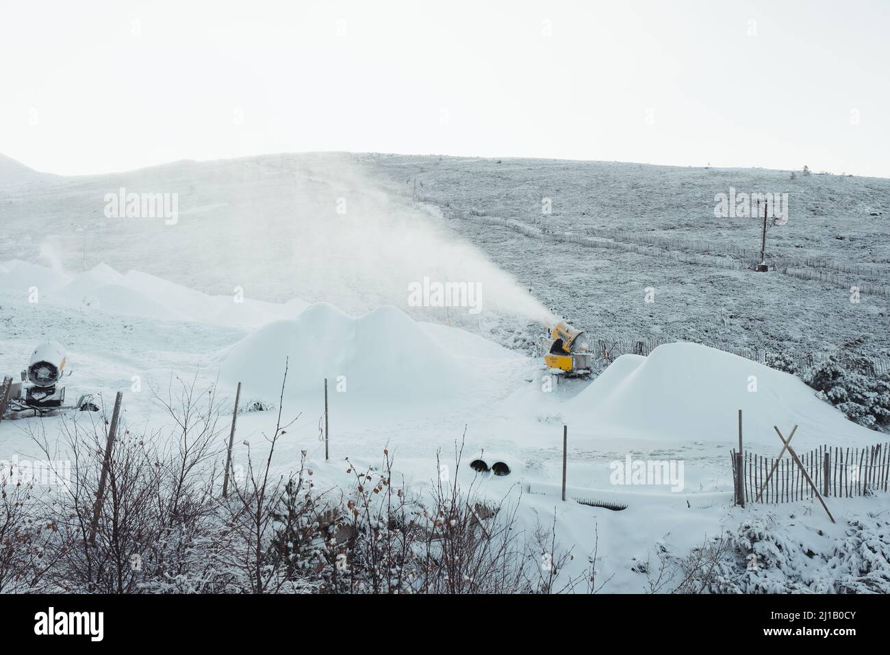 Une machine à déneiger est en service à la station de ski des Cairngorms, dans les Highlands écossais Banque D'Images