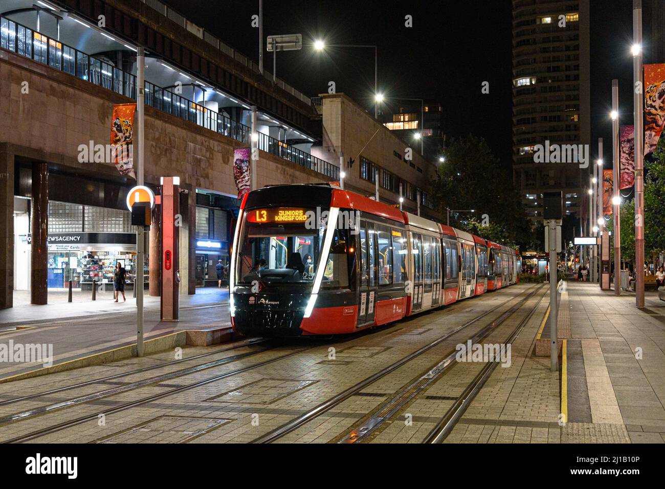 Un tramway de L3 heures vous attend à l'arrêt Circular Quay à Sydney la nuit Banque D'Images