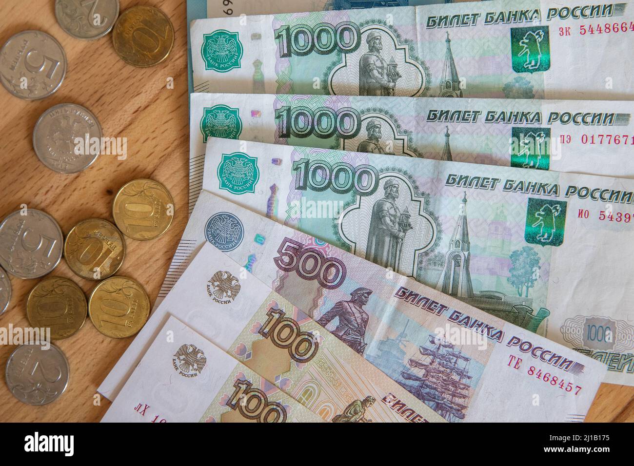 (220324) -- MOSCOU, le 24 mars 2022 (Xinhua) -- la photo prise le 24 mars 2022 montre les billets et les pièces en roubles à Moscou, capitale de la Russie. La Russie rejettera les dollars américains ou les euros et n'acceptera que des roubles pour son gaz naturel fourni aux « pays peu amis », y compris les membres de l'Union européenne (UE) et les États-Unis, a déclaré le président Vladimir Poutine mercredi. (Xinhua/Bai Xueqi) Banque D'Images