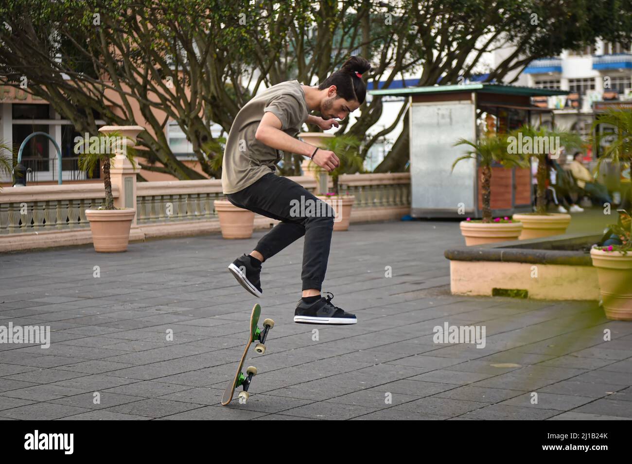 Skateboards pratiquant des tours dans le parc Juárez à Xalapa, au Mexique Banque D'Images