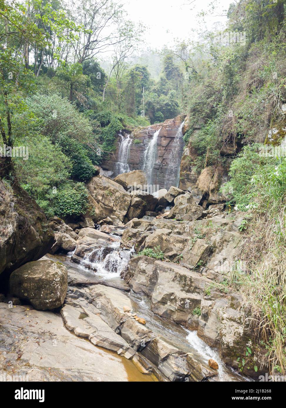 chutes de ramboda, photo prise en saison sèche, chutes d'eau au sri lanka, situé au col de ramboda Banque D'Images
