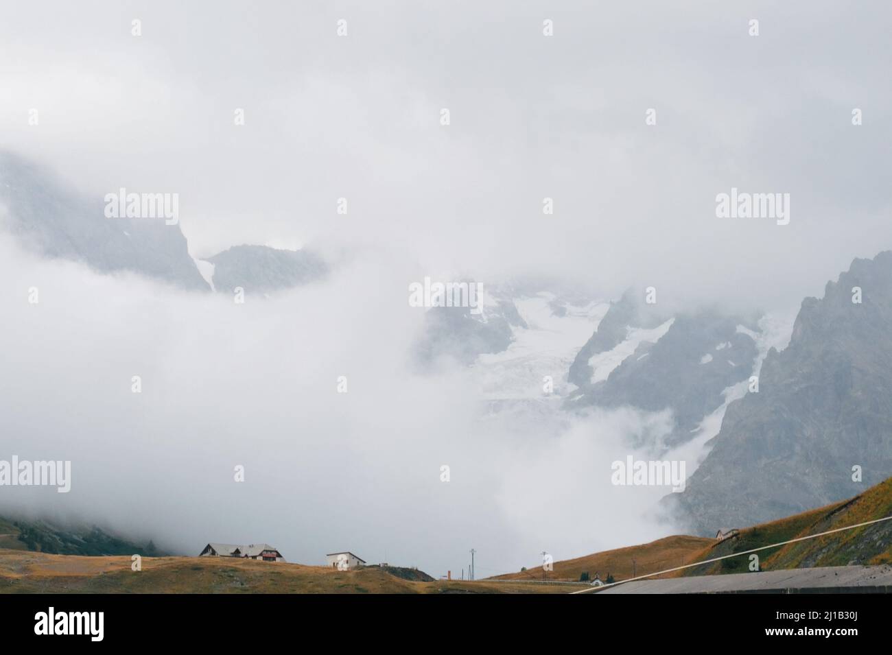 Petites maisons contre un énorme glacier en montagne, paysage d'automne dans les alpes françaises Banque D'Images