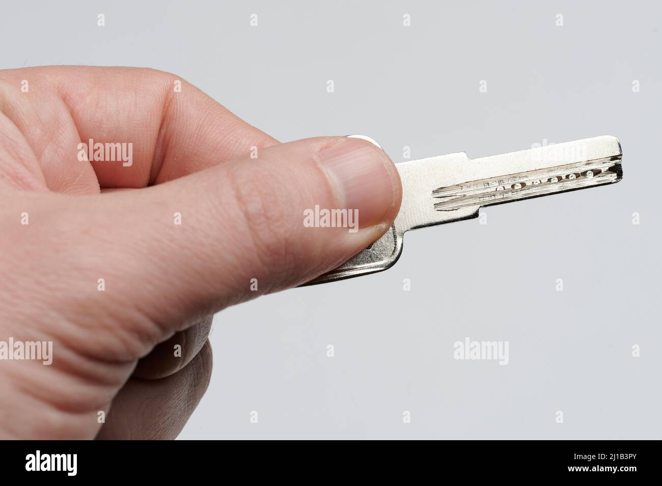 Porte-clés en métal dans la paume humaine. Ouvrez la porte avec une clé métallique Banque D'Images