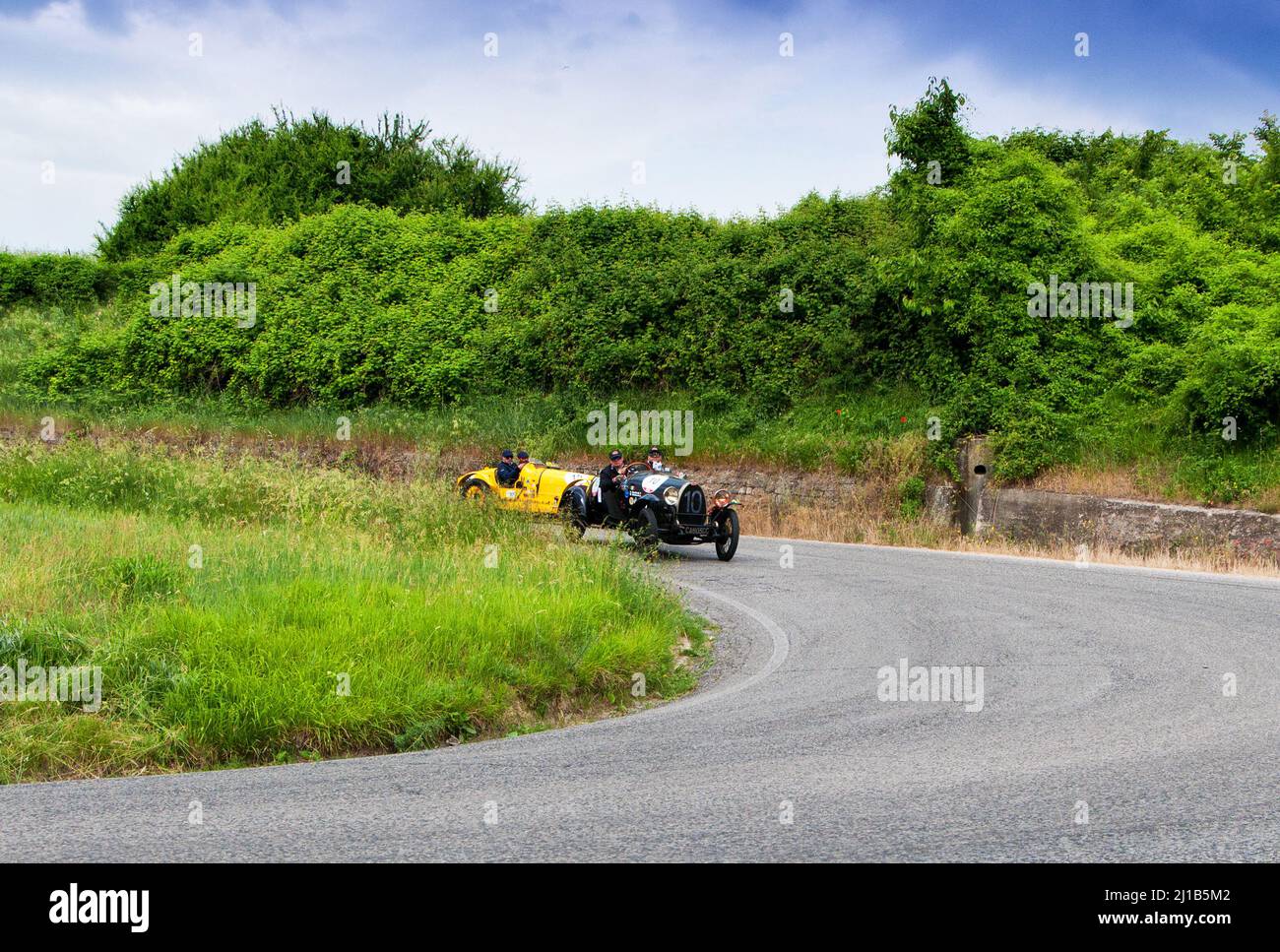 Deux voitures bugatti t35 dans la course historique de 1000 miles Banque D'Images
