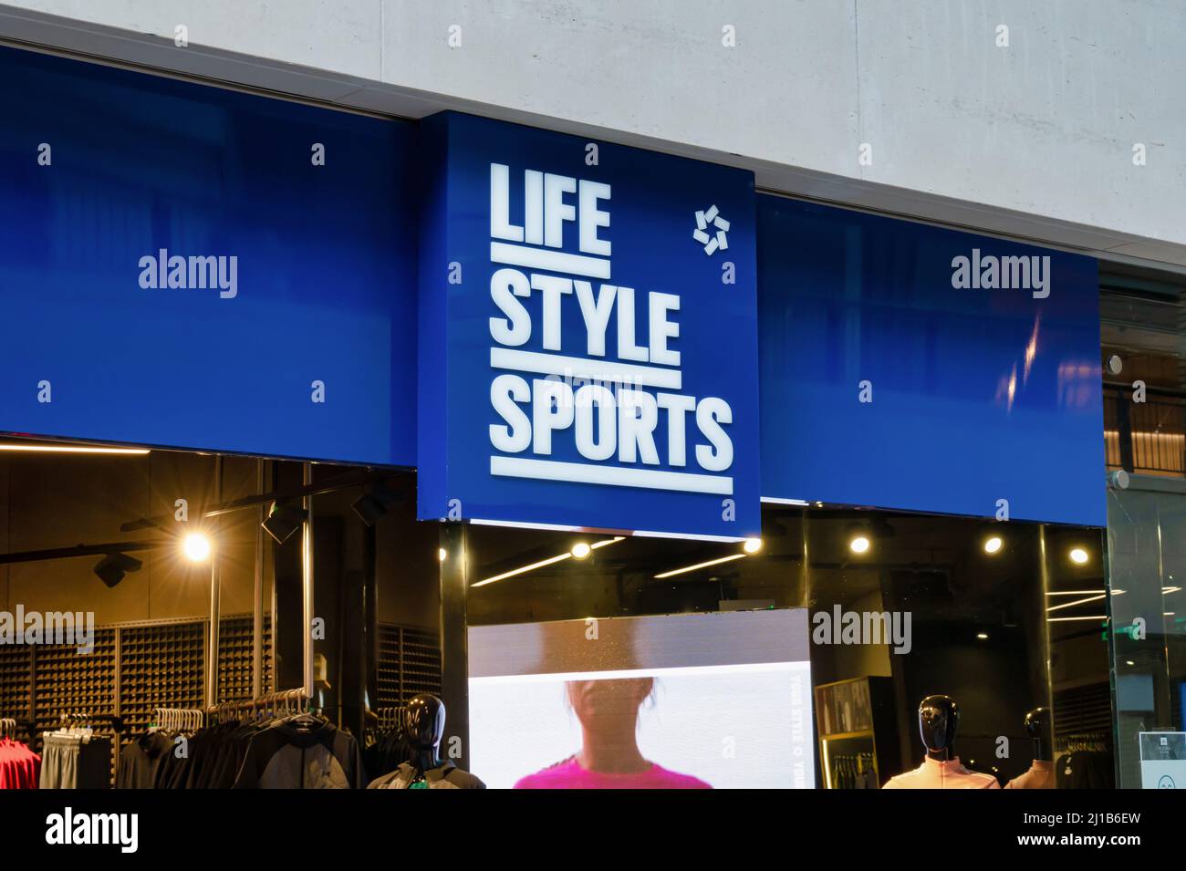 Belfast, Royaume-Uni - 21 février 2022 : le panneau pour le magasin Life style Sports à Belfast en Irlande du Nord. Banque D'Images