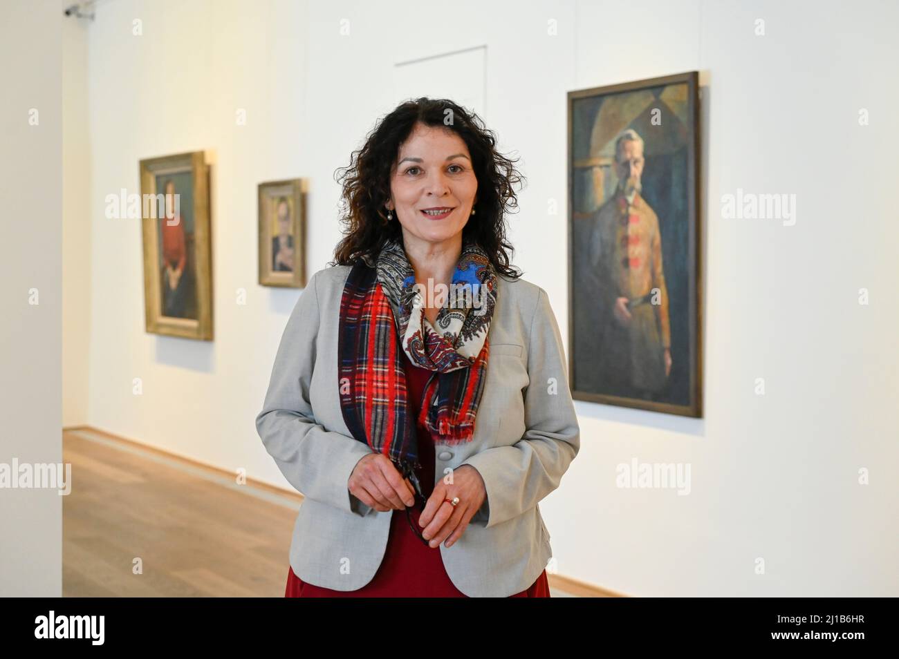 Worpswede, Allemagne. 24th mars 2022. Beate C. Arnold, directeur du musée Vogeler Barkenhoff, se tient à l'avant-première de l'exposition "Heinrich Vogeler. Le nouveau Man.' Heinrich Vogeler (1872-1942) est l'un des plus grands peintres et artistes graphiques de l'Art Nouveau. Credit: Karsten Klama/dpa/Alay Live News Banque D'Images