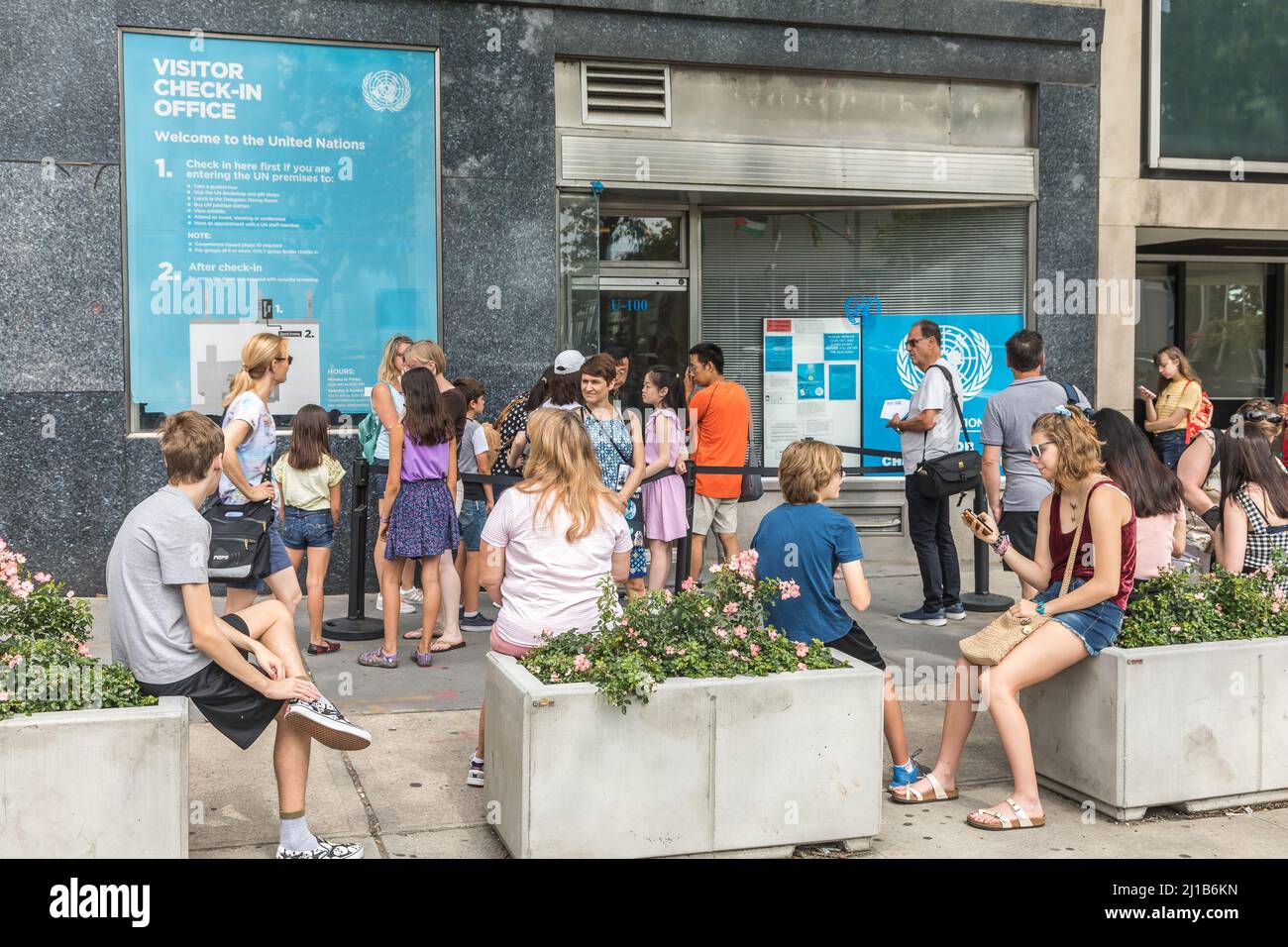 LES TOURISTES ATTENDENT LEUR TOUR DEVANT LE BUREAU D'ENREGISTREMENT DES VISITEURS DE L'ONU À NEW YORK, SIÈGE DE L'ORGANISATION DES NATIONS UNIES, PAIX DANS LE MONDE, UNO, MIDTOWN MANHATTAN, NEW YORK CITY, NEW YORK, ÉTATS-UNIS Banque D'Images