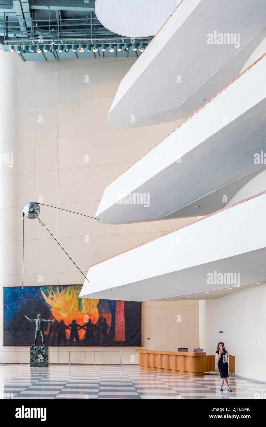 HALL D'ENTRÉE DU SIÈGE DE L'ORGANISATION DES NATIONS UNIES À NEW YORK AVEC LA RÉPLIQUE DU PREMIER SATELLITE SPOUTNIK DONNÉ PAR LA RUSSIE, L'ESPACE EXTRA-ATMOSPHÉRIQUE, LA CONQUÊTE SPATIALE, LA PAIX DANS LE MONDE, UNO, MIDTOWN MANHATTAN, NEW YORK CITY, NEW YORK, ÉTATS-UNIS Banque D'Images