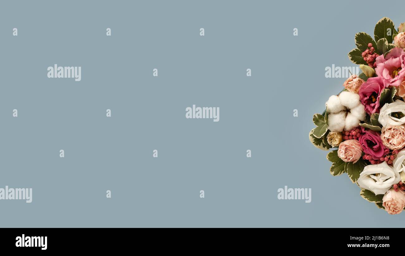 Bouquet de fleurs de style rustique sur fond bleu. Fleurs de printemps. Conception géométrique. Bannière. Contexte de la présentation. Copier l'espace Banque D'Images