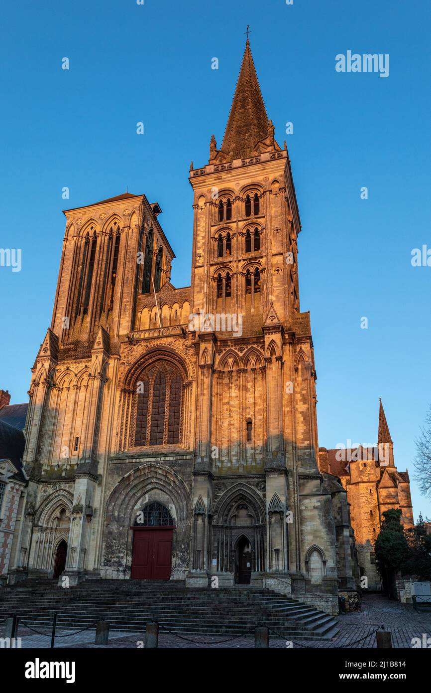 FAÇADE DE LA CATHÉDRALE SAINT-PIERRE, STYLE OGIVAL NORMAND (GOTHIQUE), MONTRES SAINTE-THÉRÈSE SUR LA MESSE DU DIMANCHE, LISIEUX, PAYS D'AUGE, CALVADOS, NORMANDIE, FRANCE Banque D'Images