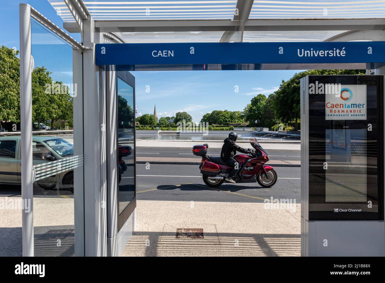 BIKER EN FACE DE LA STATION DE TRAMWAY EN FACE DE L'UNIVERSITÉ DE CAEN, CALVADOS, NORMANDIE, FRANCE Banque D'Images