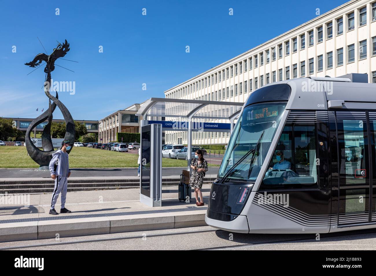 TRAMWAY DEVANT LE PHOENIX DE L'UNIVERSITÉ DE CAEN, SCULPTURE DE LOUIS LEYGUE, CALVADOS, NORMANDIE, FRANCE Banque D'Images